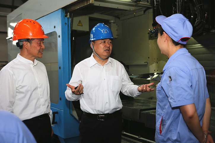 郝鹏与PA集团集团一线出产人员深刻互换